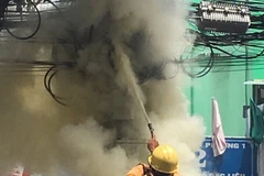 Cán bộ điện lực khống chế đám cháy kịp thời. (Ảnh: Huỳnh Sử/TTXVN)