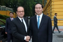 Chủ tịch nước Trần Đại Quang đón Tổng thống Pháp Francois Hollande. (Ảnh: Nhan Sáng/TTXVN)