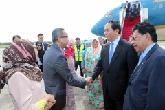 Các quan chức của Brunei đón Chủ tịch nước Trần Đại Quang và Phu nhân tại sân bay quốc tế Bandar Seri Begawan. (Ảnh: Nhan Sáng/TTXVN)