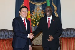 Tổng thống nước Cộng hòa Thống nhất Tanzania John Magufuli đón Chủ tịch nước Trương Tấn Sang. (Ảnh: Nguyễn Khang/TTXVN)