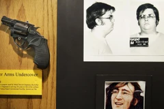 Mark David Chapman (ảnh trên bên phải) cùng khẩu súng mà tên này dùng để sát hại John Lennon. (Nguồn: AP)
