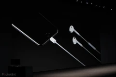 Làm thế nào để vừa nghe nhạc, vừa sạc pin trên iPhone 7?