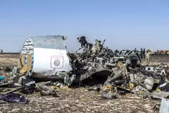 Mảnh vỡ máy bay A321 tại hiện trường ở Wadi al-Zolomat, bán đảo Sinai, Ai Cập ngày 1/11/2015. (Nguồn: AFP/ TTXVN)