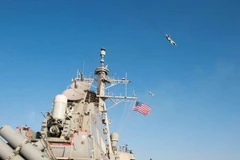 Máy bay Su-24 lượn trên đầu tàu khu trục Mỹ USS Donald Cook. (Nguồn: U.S. Navy)