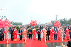 Lễ cắt băng khánh thành cầu Cửa Đại. (Ảnh: Nguyễn Sơn/TTXVN)