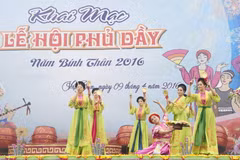 Biểu diễn nghệ thuật trong ngày khai mạc lễ hội Phủ Dầy năm 2016. (Ảnh: Hiền Hạnh/TTXVN)