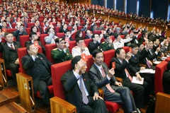 Các đại biểu biểu quyết thông qua Chương trình Đại hội đại biểu toàn quốc lần thứ XII của Đảng. (Nguồn: TTXVN)