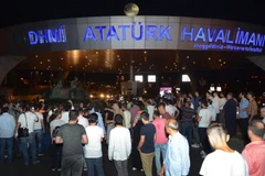 Người dân đứng vây quanh một chiếc xe tăng ở sân bay Ataturk. (Nguồn: AP)