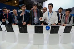 Khách tham quan một gian hàng thiết bị công nghệ ở MWC 2016. (Nguồn: AFP)