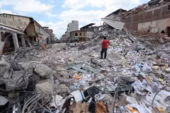 Cảnh đổ nát sau trận động đất tại Portoviejo, Ecuador ngày 20/4. (Nguồn: AFP/TTXVN)