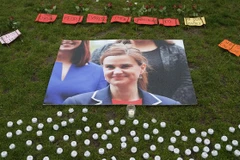 Chân dung nữ nghị sỹ Jo Cox được đặt tại một điểm tưởng niệm bà. (Nguồn: AFP)