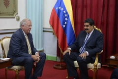 Nhà ngoại giao hàng đầu của Mỹ Thomas Shannon gặp Tổng thống Venezuela Nicolas Maduro ở Caracas, ngày 22/6. (Nguồn: AFP)