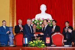 Bộ trưởng Trần Đại Quang và Bộ trưởng Bộ Nội vụ Liên bang Nga Kolokoltsev Vladimir Aleksandrovich Ký kết Chương trình phối hợp hành động giữa hai bộ. (Ảnh: Doãn Tấn/TTXVN)