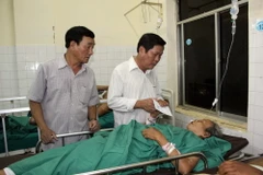 Ông Nguyễn Bốn (thứ hai từ phải sang), Chủ tịch Ủy ban Nhân dân tỉnh Đắk Nông, Trưởng Ban An toàn giao thông tỉnh thăm hỏi, động viên các nạn nhân. (Ảnh: Anh Dũng/TTXVN)