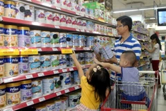 Người tiêu dùng chọn mua sản phẩm sữa giảm giá tại hệ thống bán lẻ của Saigon Co.op. (Ảnh: Thanh Vũ/TTXVN)