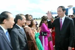 Nhân dân Lào và cán bộ, nhân viên Lãnh sự quán, bà con kiều bào tại tỉnh Champasak đón Chủ tịch nước Trần Đại Quang tại sân bay Quốc tế Pakse. (Ảnh: Nhan Sáng/TTXVN)