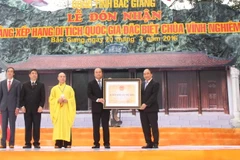 Phó Thủ tướng Chính phủ Nguyễn Xuân Phúc trao bằng công nhận Chùa Vĩnh nghiêm là di tích Quốc gia đặc biệt cho tỉnh Bắc Giang. (Ảnh: Đồng Thúy/TTXVN)