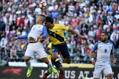 Pha tranh bóng giữa các cầu thủ đội Mỹ (áo trắng) và Ecuador (áo vàng) trong trận đấu. (Nguồn: AFP/TTXVN)