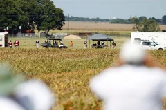 Nhà chức trách điều tra tại hiện trường vụ tai nạn. (Nguồn: AFP/ TTXVN)