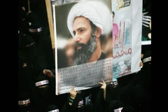 Một người biểu tình chống chính phủ Saudi Arabia cầm ảnh của giáo sỹ Nimr al-Nimr. (Nguồn: AP)