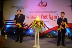 Phó Thủ tướng Vũ Đức Đam và Phó Thủ tướng Thái Lan Thanasak cắt băng khai mạc "Những ngày văn hóa Việt Nam tại Thái Lan." (Ảnh:Sơn Nam/TTXVN)