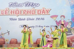 Biểu diễn nghệ thuật trong ngày khai mạc lễ hội Phủ Dầy năm 2016. (Ảnh: Hiền Hạnh/TTXVN)