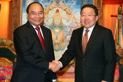 Thủ tướng Nguyễn Xuân Phúc đến chào xã giao Tổng thống Mông Cổ Ts. Elbegdorj. (Ảnh: Thống Nhất/TTXVN)