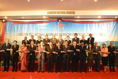 Các trưởng đoàn chụp ảnh chung. (Ảnh: Nguyễn Chiến/Vietnam+)