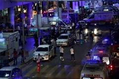 Các điều tra viên làm nhiệm vụ tại hiện trường vụ tấn công. (Nguồn: EPA/TTXVN)