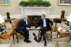 Tổng thống Mỹ Barack Obama bắt tay Thủ tướng Israel Benjamin Netanyahu ở Nhà Trắng, ngày 9/11/2015. (Nguồn: Getty)