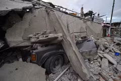 Cảnh đổ nát do trận động đất 7,8 độ Richter gây ra hồi tuần trước. (Nguồn: AFP/TTXVN)
