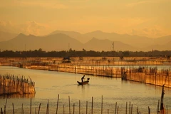 Hoàng hôn trên Đầm Chuồn, một phần trong hệ thống đầm phá Tam Giang. (Ảnh: Hồ Cầu/TTXVN)