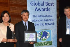 Đại sứ Việt Nam tại Na Uy Lê Thị Tuyết Mai, Phó Chủ tịch VCCI Võ Tân Thành, Giám đốc dự án đào tạo nghề của NHO Kurt Nilssen cùng nhận "Giải thưởng Vàng Toàn cầu 2016."(Nguồn: Đại sứ quán Việt Nam tại Na Uy)