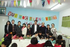 Đại sứ Nguyễn Việt Dũng chụp ảnh với Lãnh đạo Hội người Việt, Hội Sinh viên và các giáo viên tình nguyện. (Ảnh do Đại sứ quán Việt Nam tại New Zealand cung cấp)