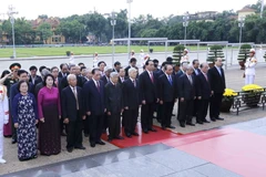 Lãnh đạo Đảng, Nhà nước đặt vòng hoa và vào lăng viếng Chủ tịch Hồ Chí Minh. (Ảnh: An Đăng/TTXVN)