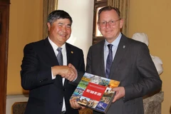 Đại sứ Đoàn Xuân Hưng và Thủ hiến bang Thüringen, ông Bodo Ramelow. (Ảnh: Mạnh Hùng/Vietnam+)