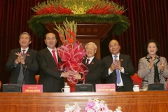 Các đại biểu Hội nghị lần thứ nhất Ban Chấp hành Trung ương Đảng khoá XII chúc mừng đồng chí Nguyễn Phú Trọng được tín nhiệm bầu làm Tổng Bí thư. (Nguồn: TTXVN) 