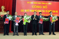 Ông Đỗ Ngọc An, Chủ tịch Ủy ban Nhân dân tỉnh Lai Châu trao quyết định, chúc mừng các công chức được bổ nhiệm lại. (Ảnh: Nguyễn Công Hải/TTXVN)