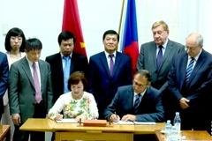 Thứ trưởng Hồ Thị Kim Thoa và Thứ trưởng Bộ Công Thương Séc Jiri Koliba ký biên bản về thỏa thuận hợp tác song phương trong giai đoạn 2016-2020. (Ảnh: Quang Vinh/Vietnam+)