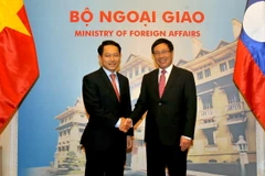 Phó Thủ tướng, Bộ trưởng ngoại giao Phạm Bình Minh đón, hội đàm với Bộ trưởng Ngoại giao Lào, Saleumxay Kommasit. (Ảnh: Nguyễn Khang/TTXVN)