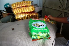 Cơ quan chức năng thu giữ toàn bộ số trà thành phẩm, trà nguyên liệu khoảng gần 1 tấn. (Ảnh: Dương Chí Tưởng/TTXVN)