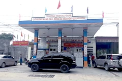 Cửa hàng xăng dầu Đông Xá bị đình chỉ vì để rò rỉ xăng dầu ra các giếng nước của các hộ dân. (Ảnh: Nguyễn Hoàng/TTXVN)