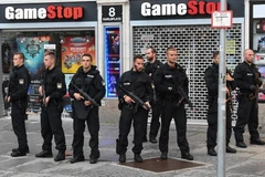 Cảnh sát đặc nhiệm Đức được triển khai tại trung tâm thương mại sau vụ xả súng ở Munich. (Nguồn: EPA/TTXVN)