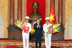 Chủ tịch nước Trương Tấn Sang trao quyết định phong và thăng cấp hàm Thượng tướng cho ông Nguyễn Văn Thành, Thứ trưởng Bộ Công an và ông Phạm Dũng, Thứ trưởng Bộ Công an. (Ảnh: Nguyễn Khang/TTXVN)
