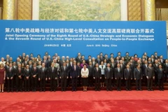 Các đại biểu hai nước Mỹ, Trung Quốc chụp ảnh chung tại buổi khi mạc vòng đối thoại. (Nguồn: AFP/TTXVN)