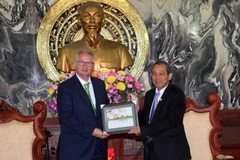 Chánh án Trương Hòa Bình tặng quà lưu niệm cho Bộ trưởng Tư pháp Hungary. (Ảnh: Phương Hoa/TTXVN)
