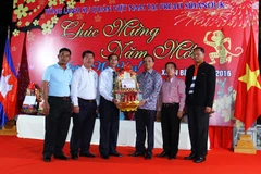 Đại tướng Teng Suon, Phó Tổng thư ký Ủy ban Quốc gia an ninh Biển Campuchia (thứ ba từ phải sang) tặng quà chúc Tết Tổng lãnh sự Đỗ Sỹ Kiều (thứ 3 từ trái sang). (Ảnh: Xuân Khu/Vietnam+)