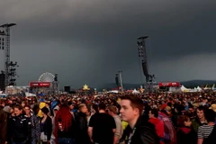 Khách tham dự sự kiện âm nhạc "Rock am Ring" ở Mendig ngày 3/6. (Nguồn: EPA/TTXVN)