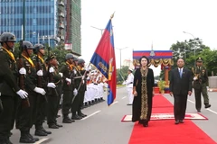Chủ tịch Quốc hội Campuchia Samdec Heng Samrin và Chủ tịch Quốc hội Nguyễn Thị Kim Ngân tại Lễ đón chính thức. (Ảnh: Trọng Đức/ TTXVN)