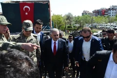 Thủ tướng Thổ Nhĩ Kỳ Binali Yildirim (giữa) thị sát hiện trường vụ đánh bom xe nhằm vào một sở cảnh sát ở Elazig ngày 18/8. (Nguồn: AFP/TTXVN)